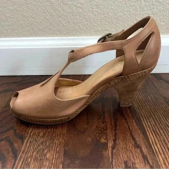 COCLICO Posey Tan Suede T-Strap Peep Toe Heels Shoes Size 37.5 Spain US 7-7.5 - Picture 3 of 16